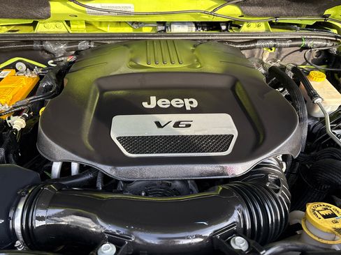 Used 2016 Jeep Wrangler Unlimited Sahara w/ Connectivity Group image 23