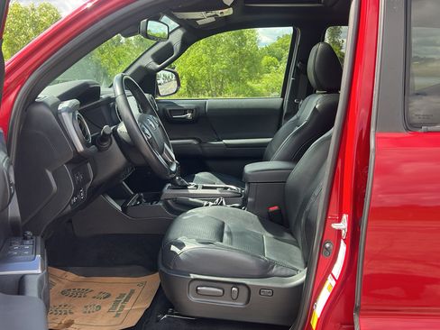 Used 2021 Toyota Tacoma TRD Sport w/ TRD Premium Sport Package AWD/4WD image 13