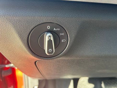 Used 2025 Volkswagen Jetta SE w/ Sunroof Package image 49