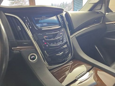 Used 2019 Cadillac Escalade ESV Luxury image 40