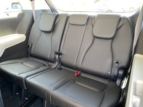 Used 2022 Kia Carnival EX FWD image 11