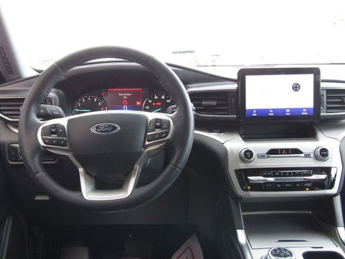Used 2023 Ford Explorer XLT w/ Equipment Group 202A image 5