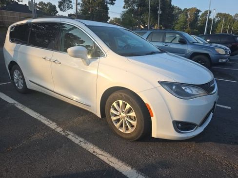 Used 2017 Chrysler Pacifica Touring-L FWD image 3