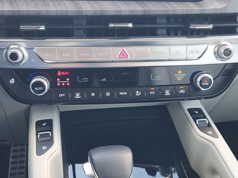 Used 2024 Kia Telluride SX w/ Towing Package image 17