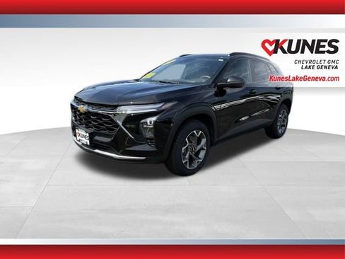Used 2025 Chevrolet Trax LT FWD image 11