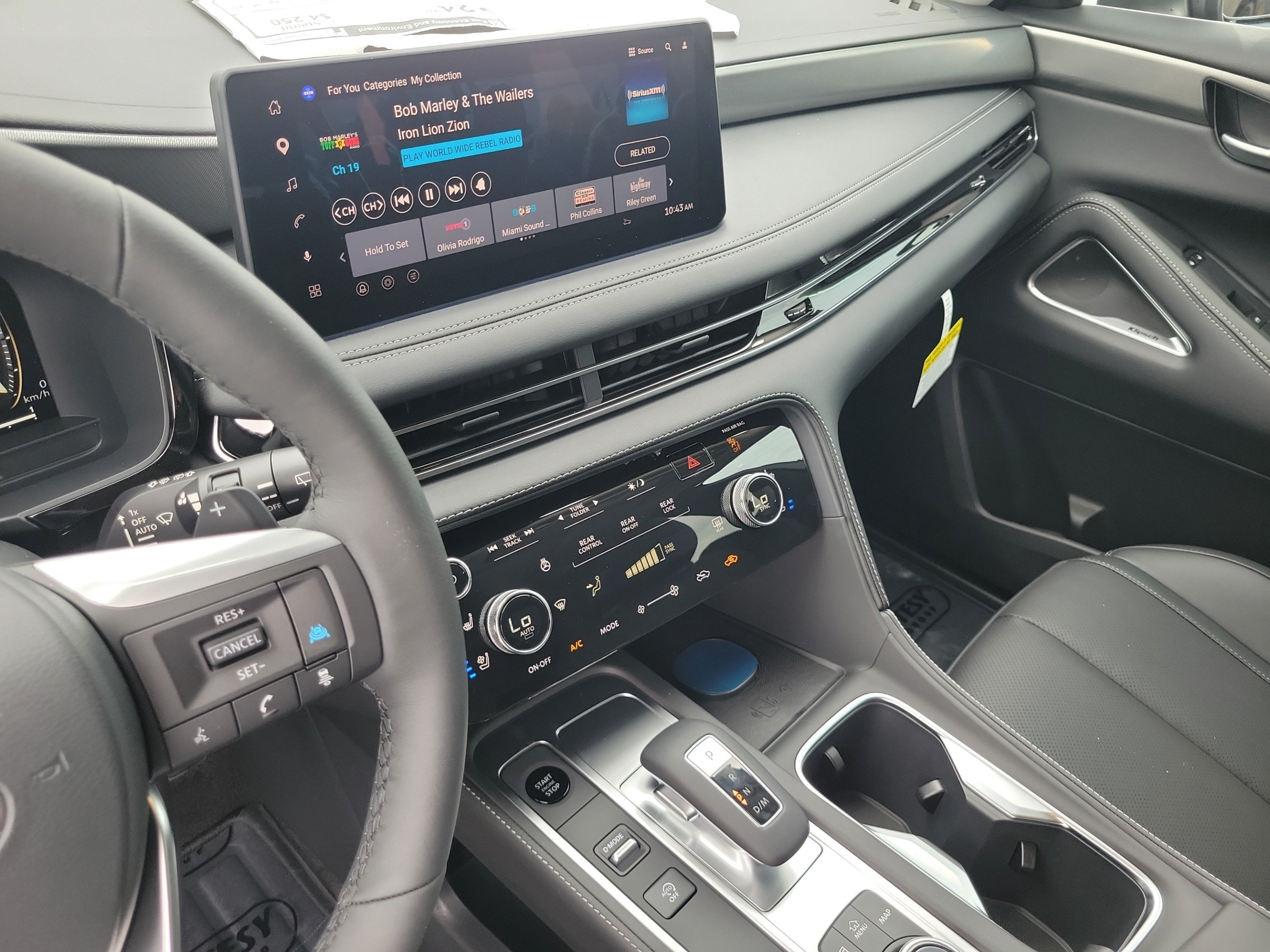 New 2027 INFINITI QX60 Luxe w/ Family Package FWD image 18