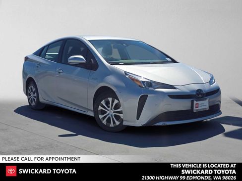 Certified 2021 Toyota Prius LE FWD image 1