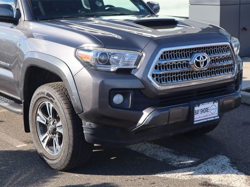 Used 2017 Toyota Tacoma TRD Sport image 3