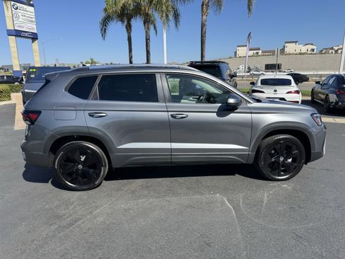 Used 2025 Volkswagen Taos SE image 11