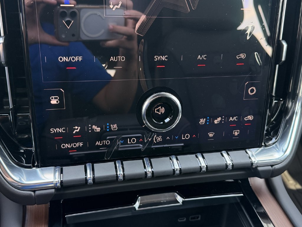 New 2027 GMC Yukon Denali w/ Denali Reserve Package AWD/4WD image 17