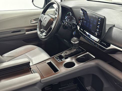 Used 2021 Toyota Sienna XLE image 10