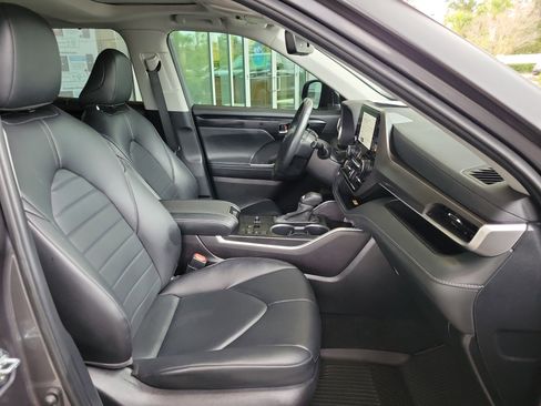 Used 2024 Toyota Highlander XLE image 31