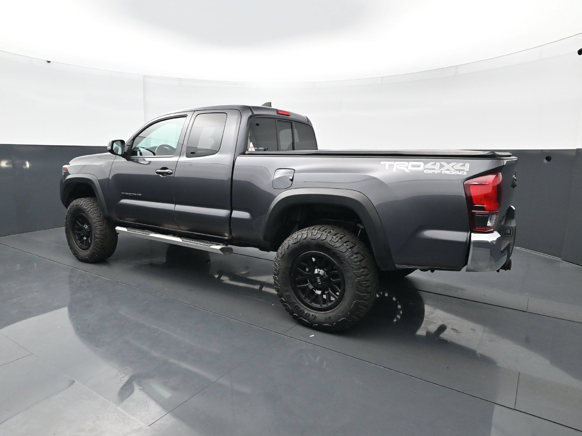 Used 2019 Toyota Tacoma TRD Off-Road AWD/4WD image 4