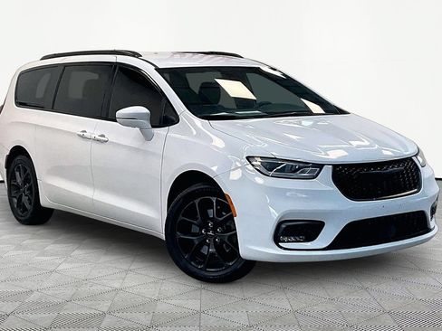 Used 2022 Chrysler Pacifica Touring-L w/ S Appearance Package AWD/4WD image 3