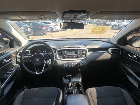 Used 2018 Kia Sorento FWD V6 image 9