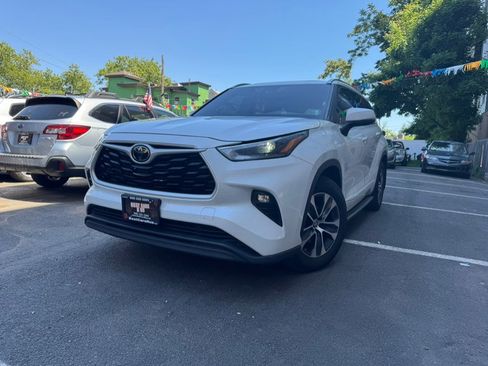 Used 2021 Toyota Highlander XLE AWD/4WD image 31