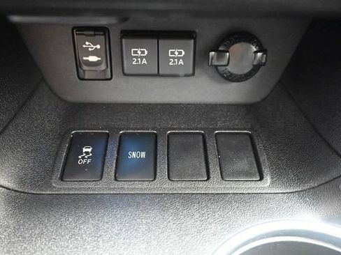 Used 2019 Toyota Highlander SE w/ Nightshade Edition FWD image 34