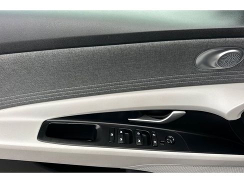 Used 2023 Hyundai Elantra Limited image 13