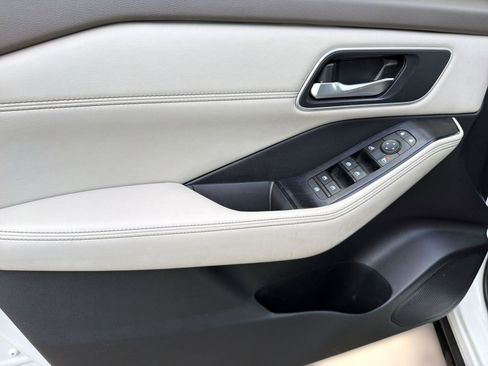 Used 2021 Nissan Rogue SV w/ Premium Package image 13