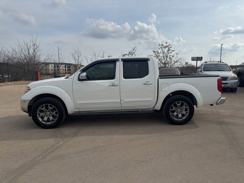 Used 2019 Nissan Frontier SL image 2