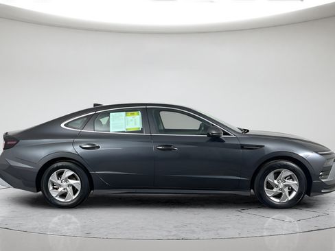 Used 2025 Hyundai Sonata SE FWD image 2