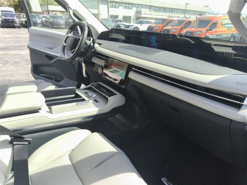 New 2026 Lincoln Navigator L Premier image 27