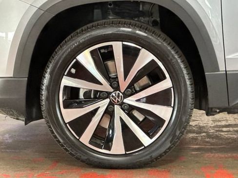Certified 2022 Volkswagen Taos SE image 34
