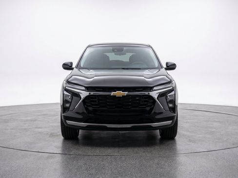 Used 2025 Chevrolet Trax LT FWD image 2