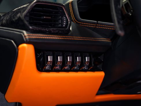 Used 2020 Lamborghini Huracan EVO RWD image 28