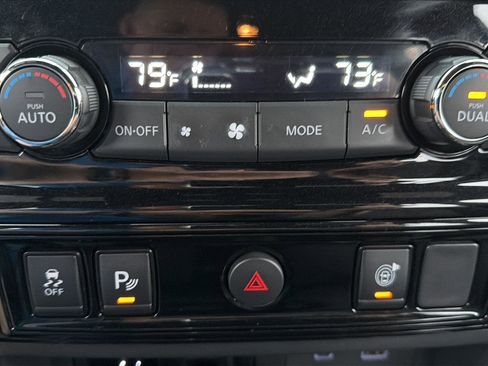 Used 2024 Nissan Titan SV image 8