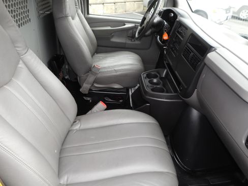 Used 2006 Chevrolet Express 2500 w/ Power and Light Package RWD image 23