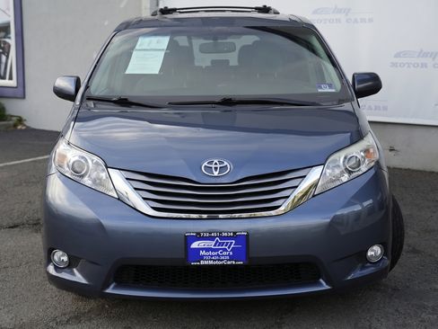 Used 2017 Toyota Sienna XLE Premium FWD image 5