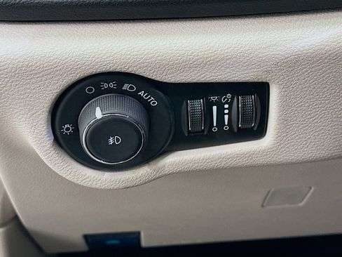 Used 2024 Chrysler Pacifica Touring-L image 17