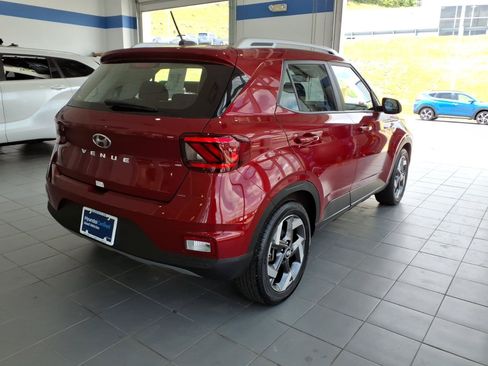 Certified 2025 Hyundai Venue SEL FWD image 4
