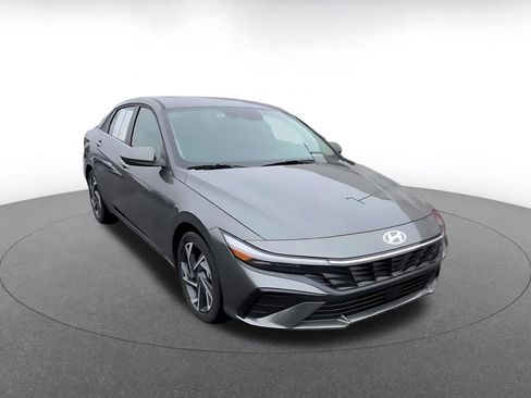 Used 2025 Hyundai Elantra SEL image 3