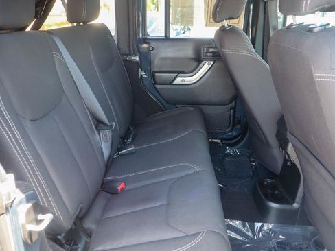 Used 2017 Jeep Wrangler Unlimited Rubicon w/ Connectivity Group AWD/4WD image 14