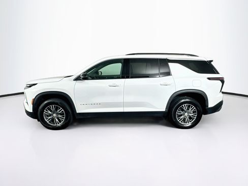 Used 2025 Chevrolet Traverse LT FWD image 4
