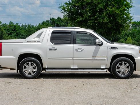 Used 2007 Cadillac Escalade EXT w/ Information Package AWD/4WD image 9