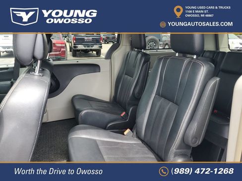 Used 2016 Chrysler Town & Country Touring-L FWD image 29