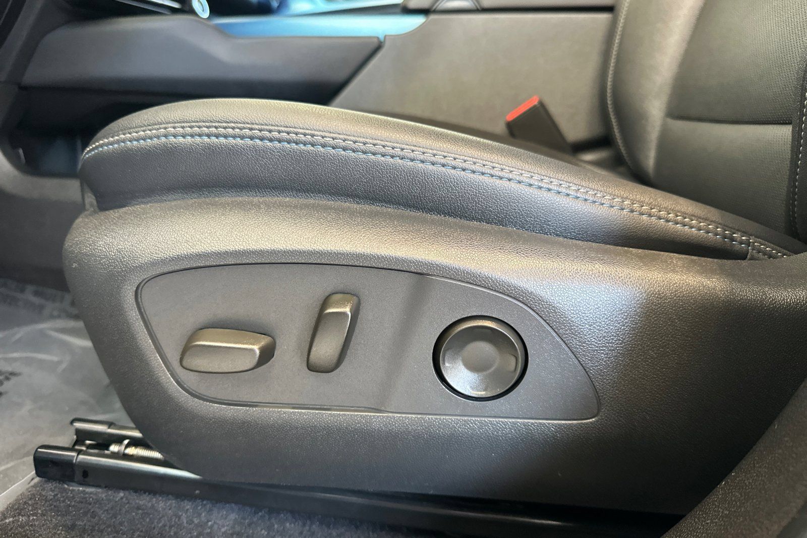 Used 2024 Chevrolet Equinox EV LT FWD image 13