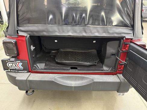 Used 2014 Jeep Wrangler Rubicon w/ Power Convenience Group AWD/4WD image 9