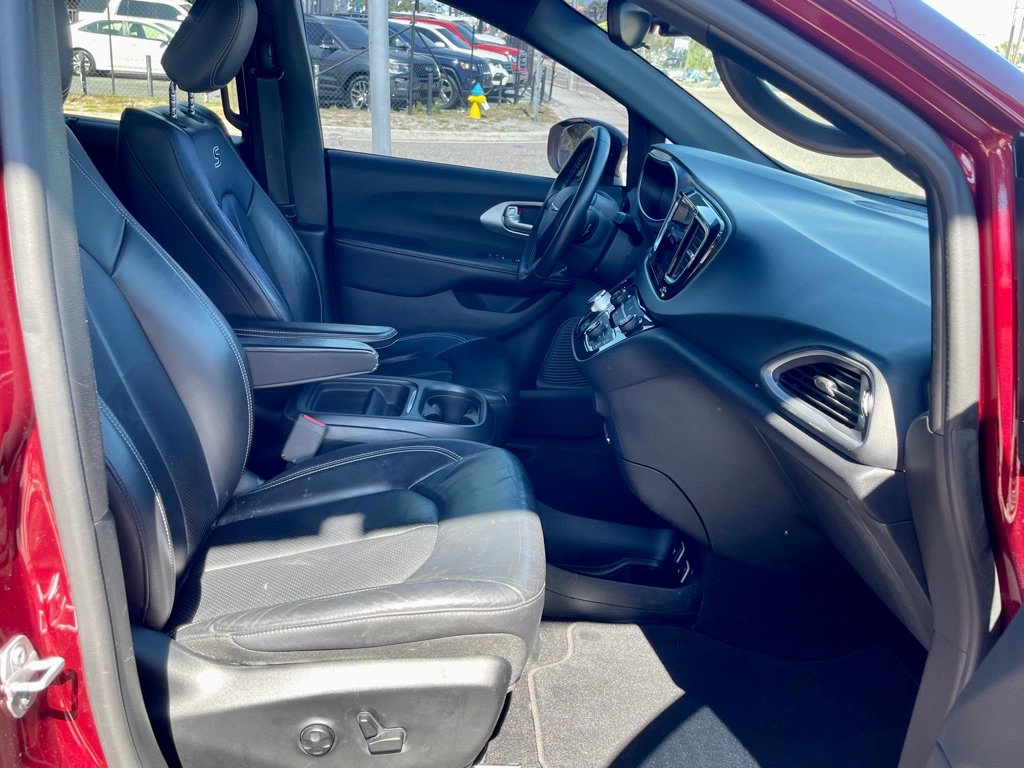 Used 2018 Chrysler Pacifica Touring-L w/ Premium Audio Group FWD image 21