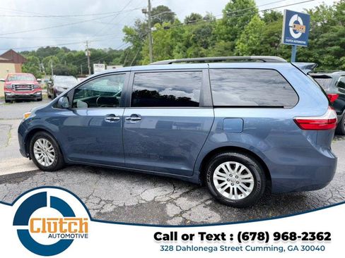 Used 2017 Toyota Sienna XLE w/ XLE Navigation Package FWD image 8