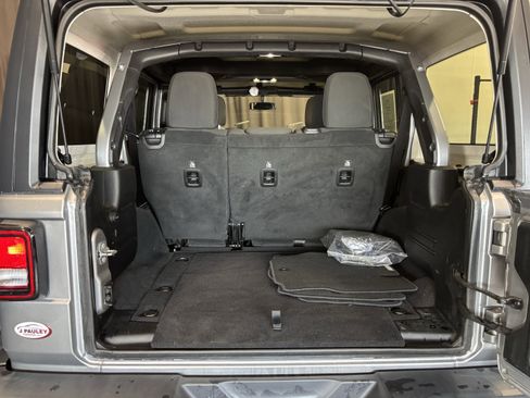 Used 2020 Jeep Wrangler Unlimited Sahara image 29