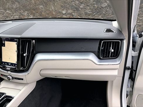 Used 2018 Volvo XC60 T5 Momentum w/ Convenience Package image 15