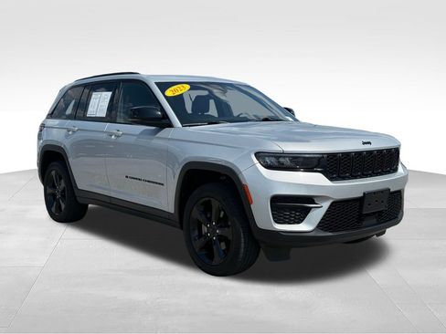 Used 2023 Jeep Grand Cherokee Altitude AWD/4WD image 28