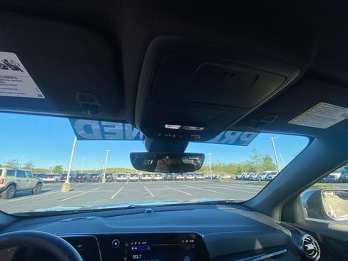 Used 2025 Chevrolet Equinox LT w/ Convenience Package II FWD image 19