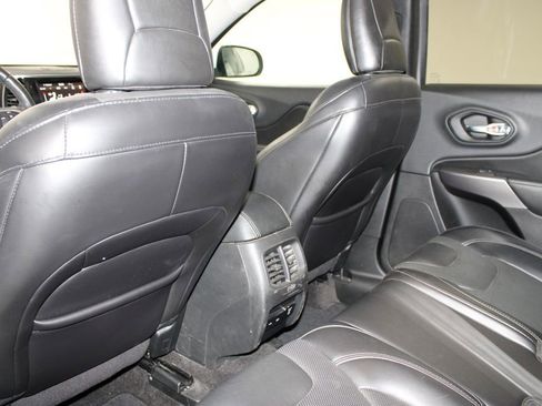 Used 2019 Jeep Cherokee Limited image 19