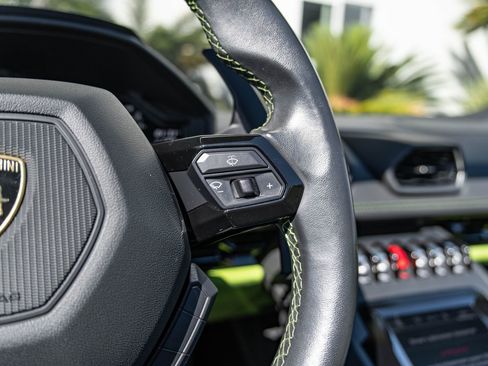 Used 2023 Lamborghini Huracan EVO image 12