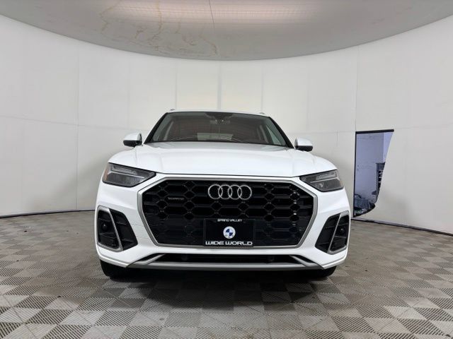 Used 2022 Audi Q5 2.0T Premium w/ Convenience Package AWD/4WD image 2